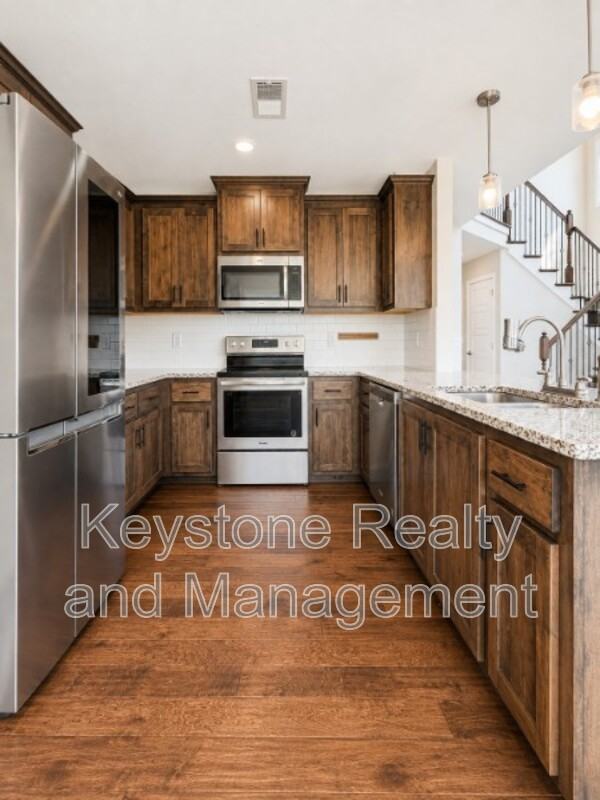 384 Wingfield Dr - Photo 3 of 16
