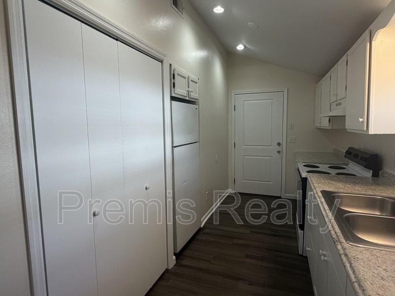 1319 Georgia Ave - Photo 6 of 22