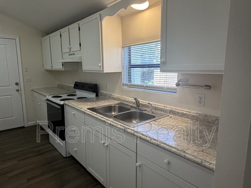1319 Georgia Ave - Photo 7 of 22