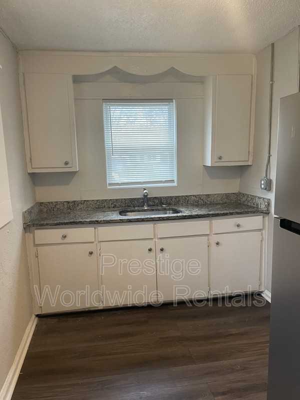 1034 Brooks Rd - Photo 3 of 8