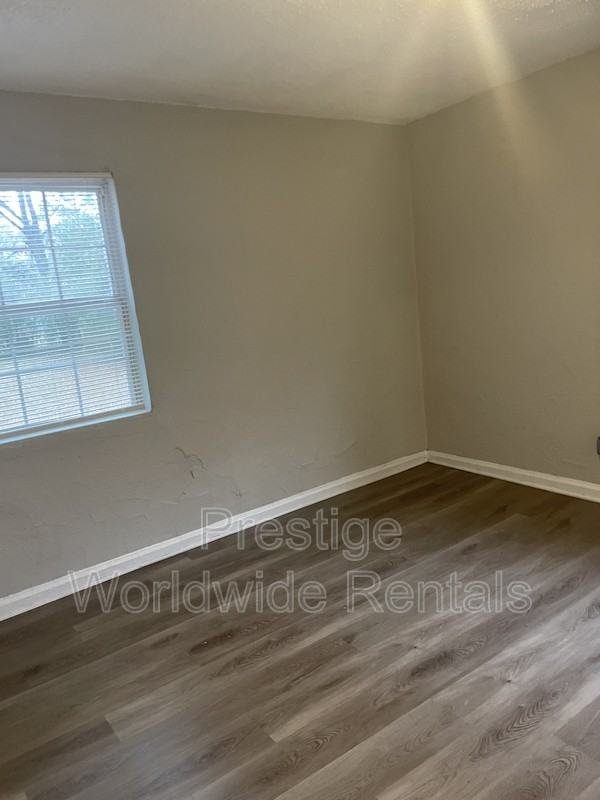 1034 Brooks Rd - Photo 5 of 8