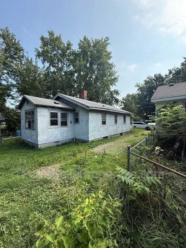 2067 N Maple Ave - Photo 2 of 13
