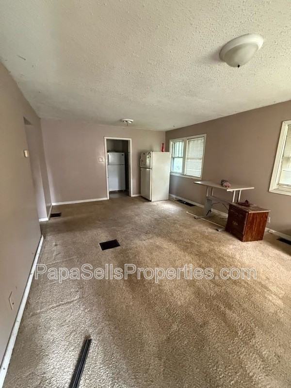 2067 N Maple Ave - Photo 4 of 13