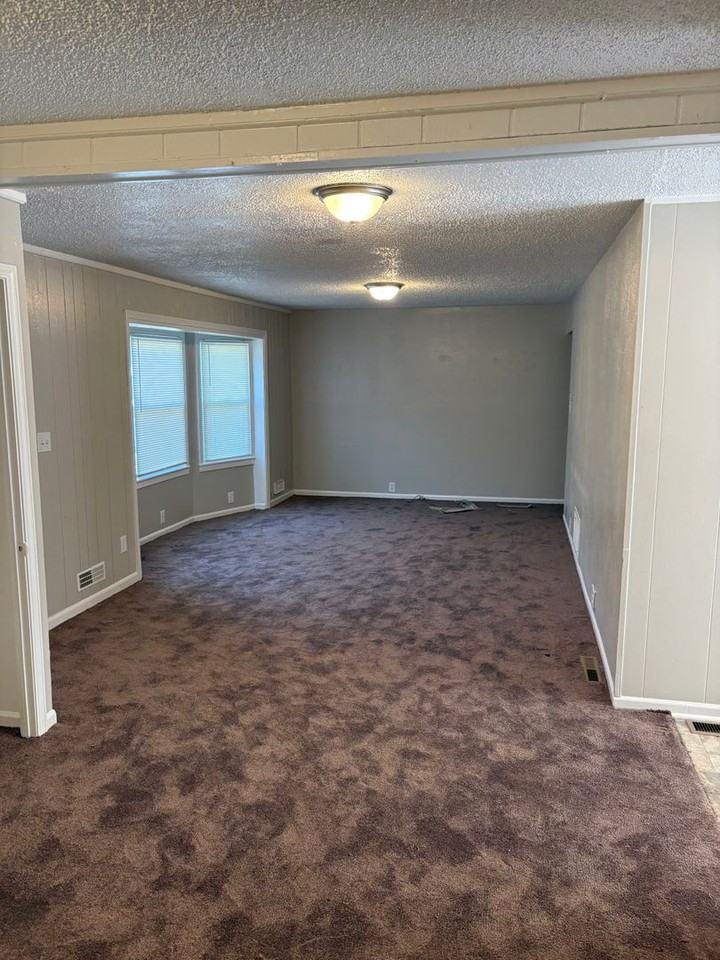 10811 Cambridge Ave - Photo 3 of 7