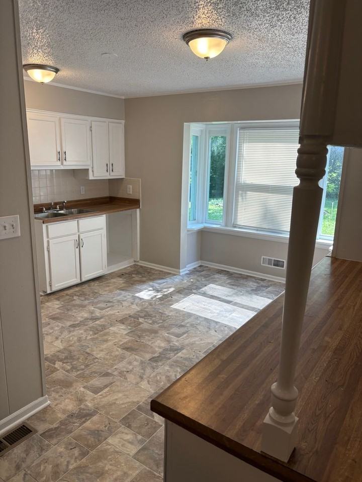 10811 Cambridge Ave - Photo 4 of 7