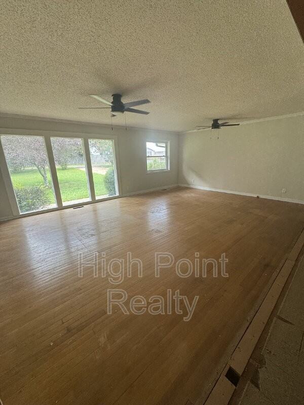 61 Rains Ave - Photo 4 of 13