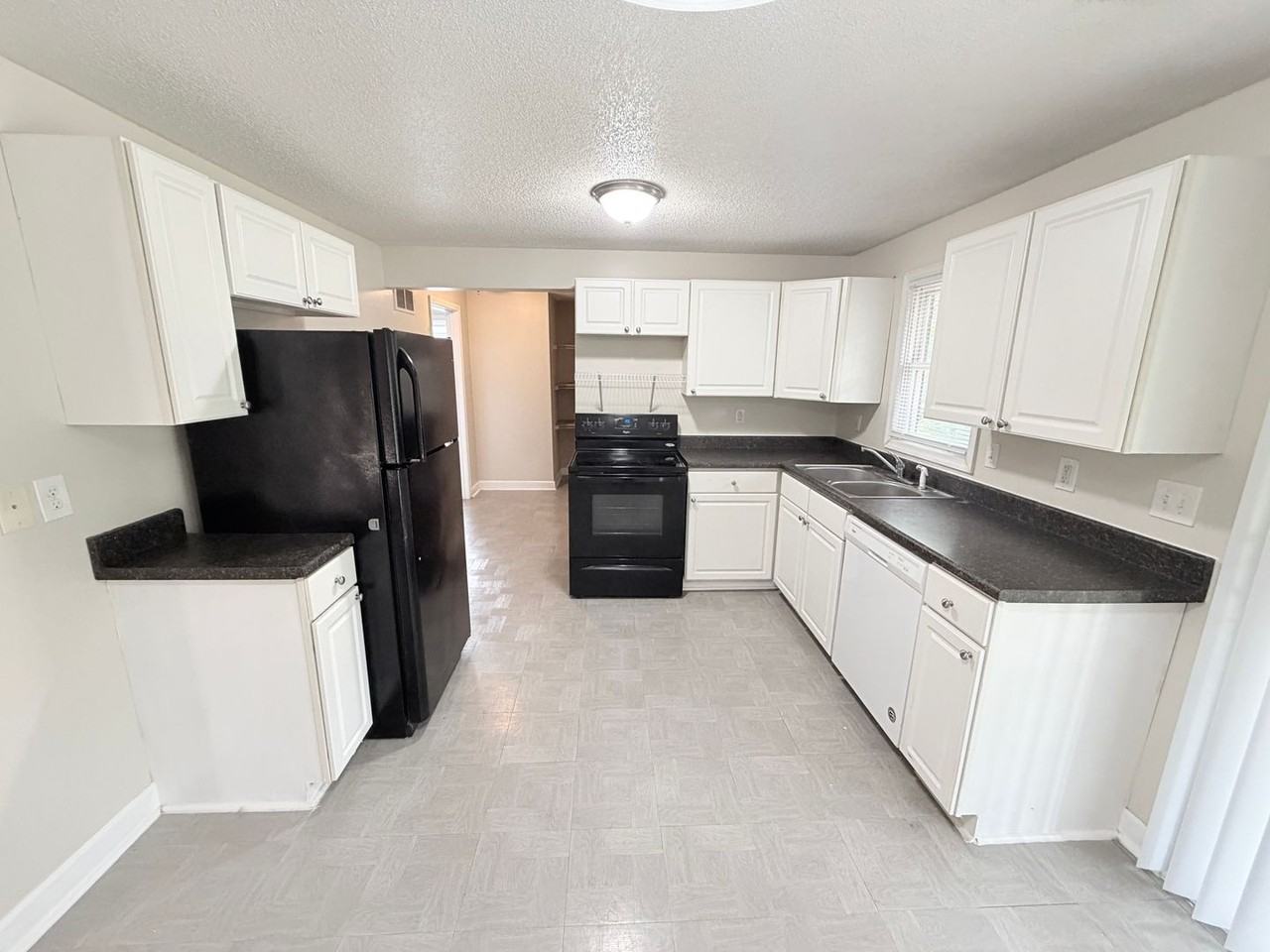 6215 Lathrop Ave - Photo 3 of 8