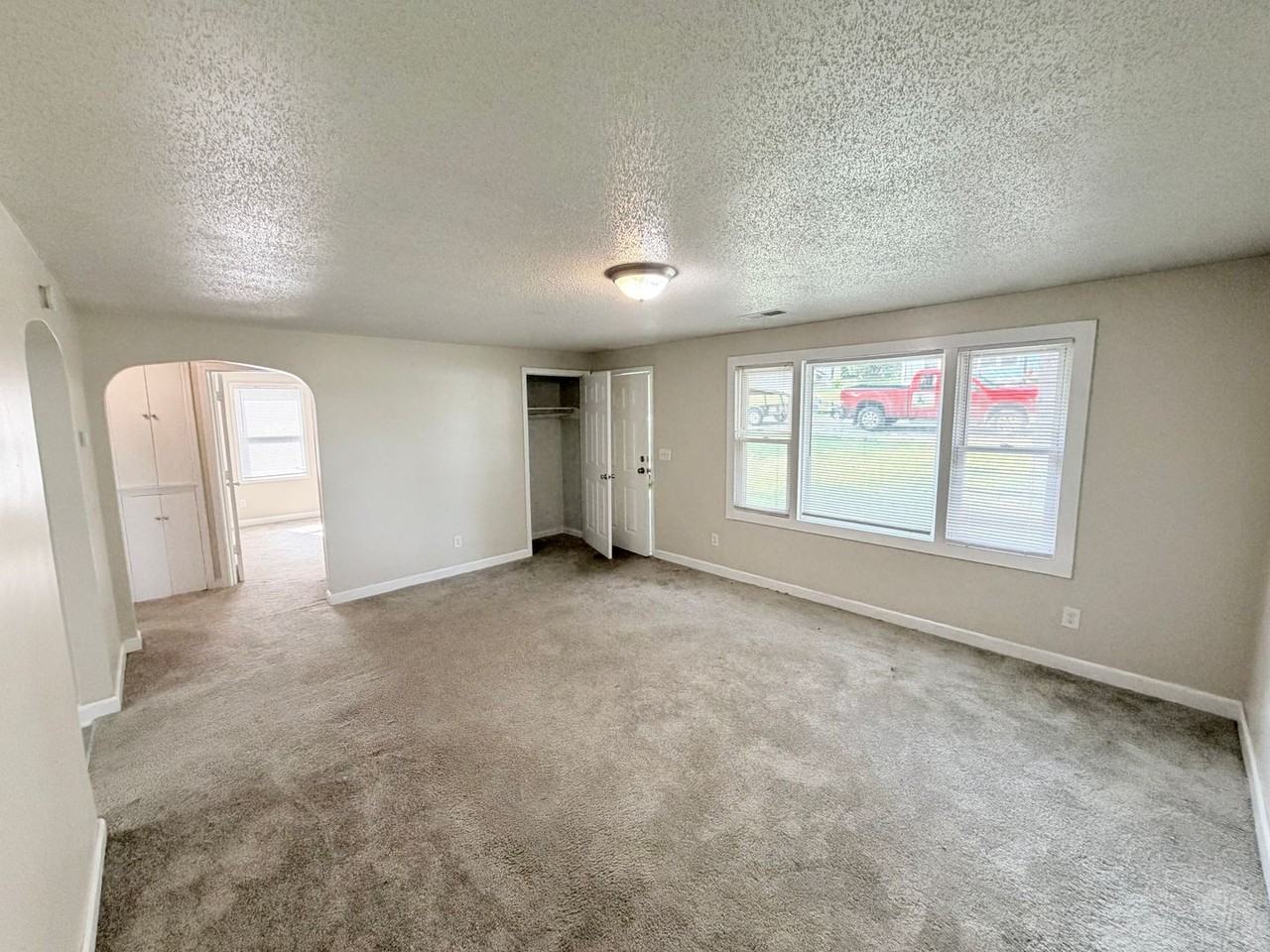 6215 Lathrop Ave - Photo 4 of 8