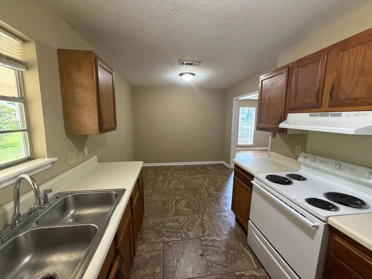 1695 Ravenwood Ln - Photo 4 of 13