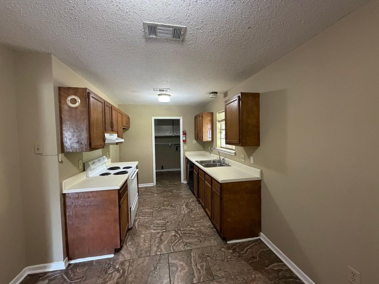 1695 Ravenwood Ln - Photo 5 of 13