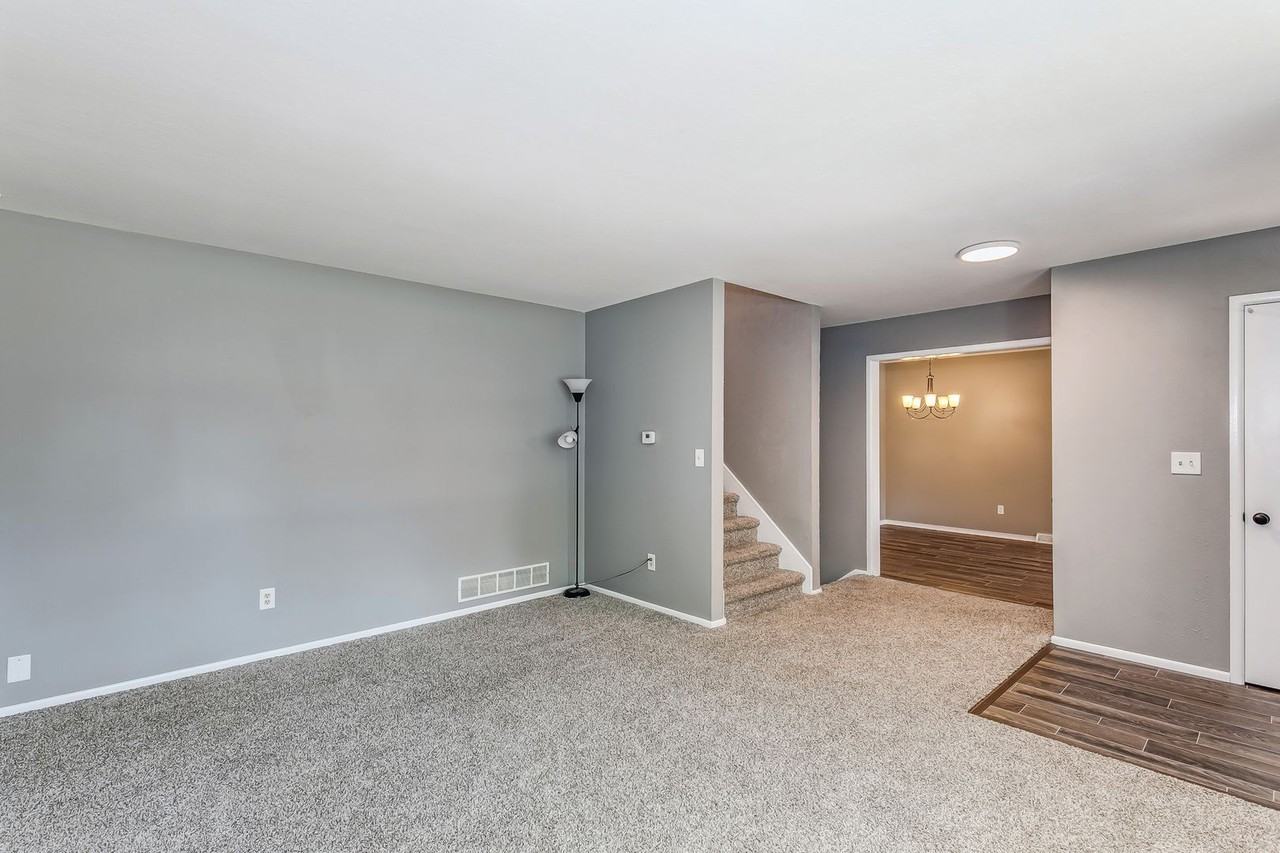873 E Greenway Ct - Photo 2 of 11