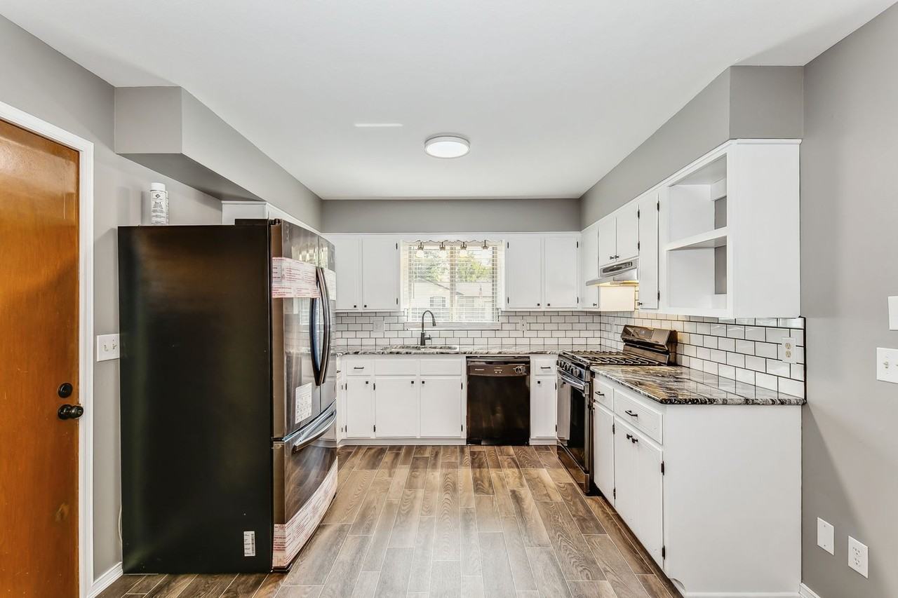873 E Greenway Ct - Photo 4 of 11