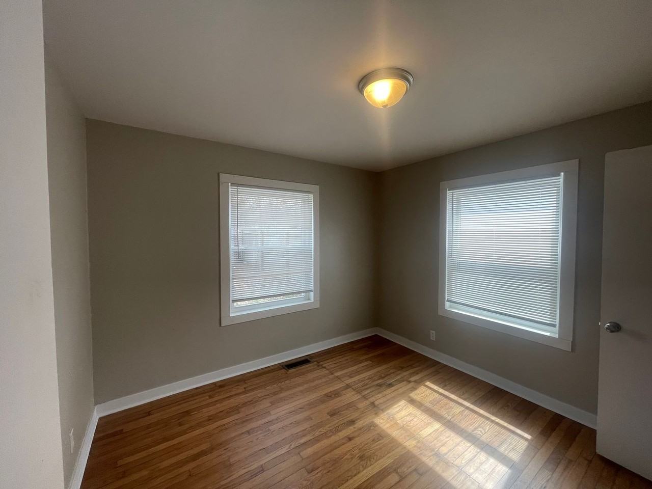2044 S Hampton Ave - Photo 2 of 3