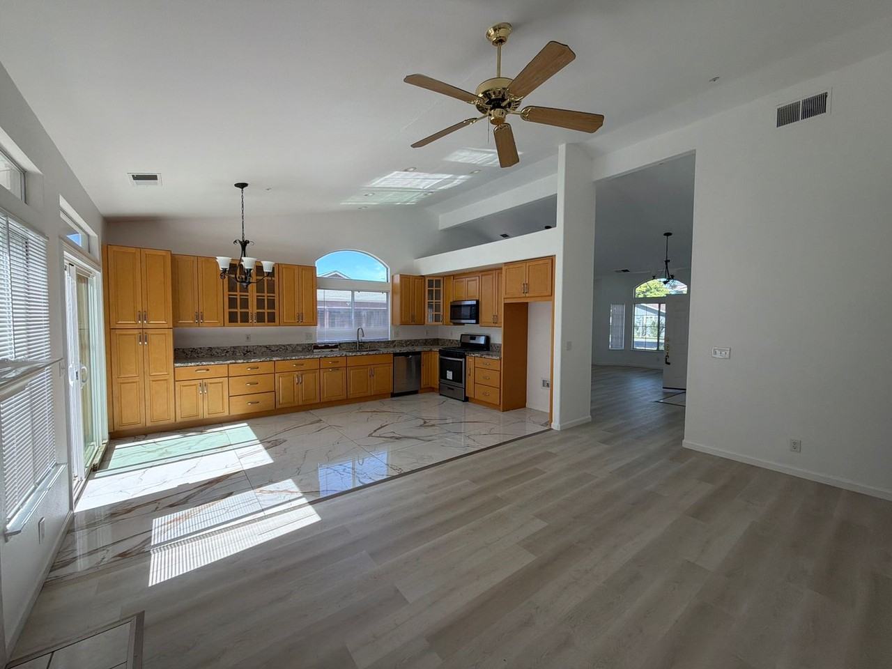 3427 Sanford St - Photo 2 of 23
