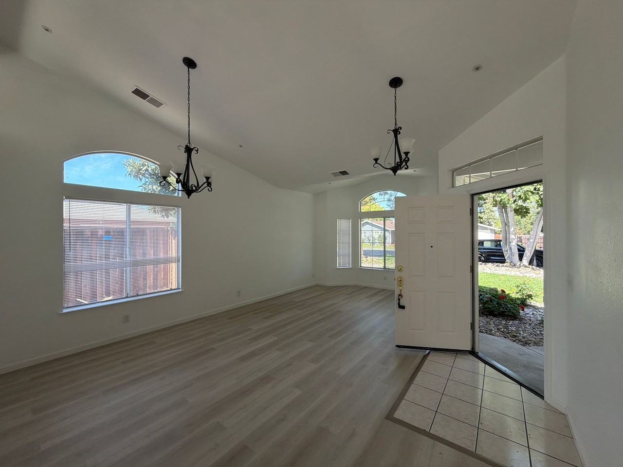 3427 Sanford St - Photo 4 of 23
