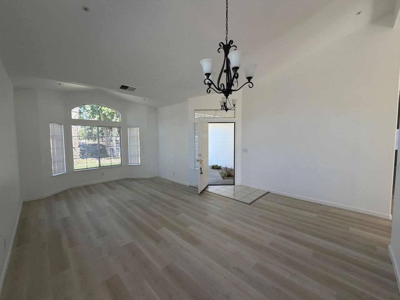 3427 Sanford St - Photo 5 of 23