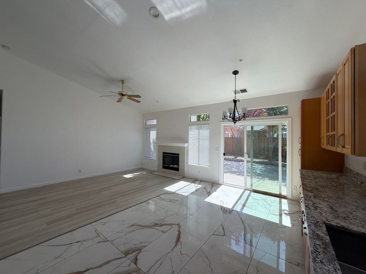 3427 Sanford St - Photo 6 of 23