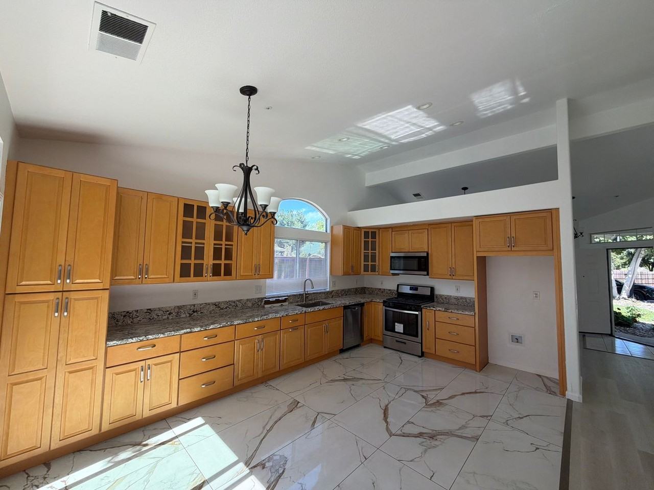 3427 Sanford St - Photo 7 of 23