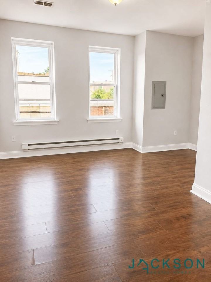 5849 Market St - Photo 4 of 7