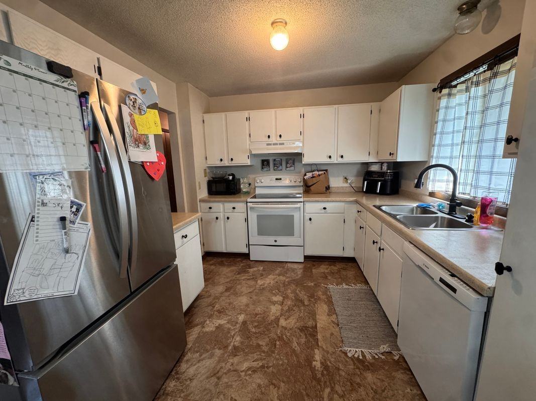 1097 Regency Dr - Photo 2 of 16