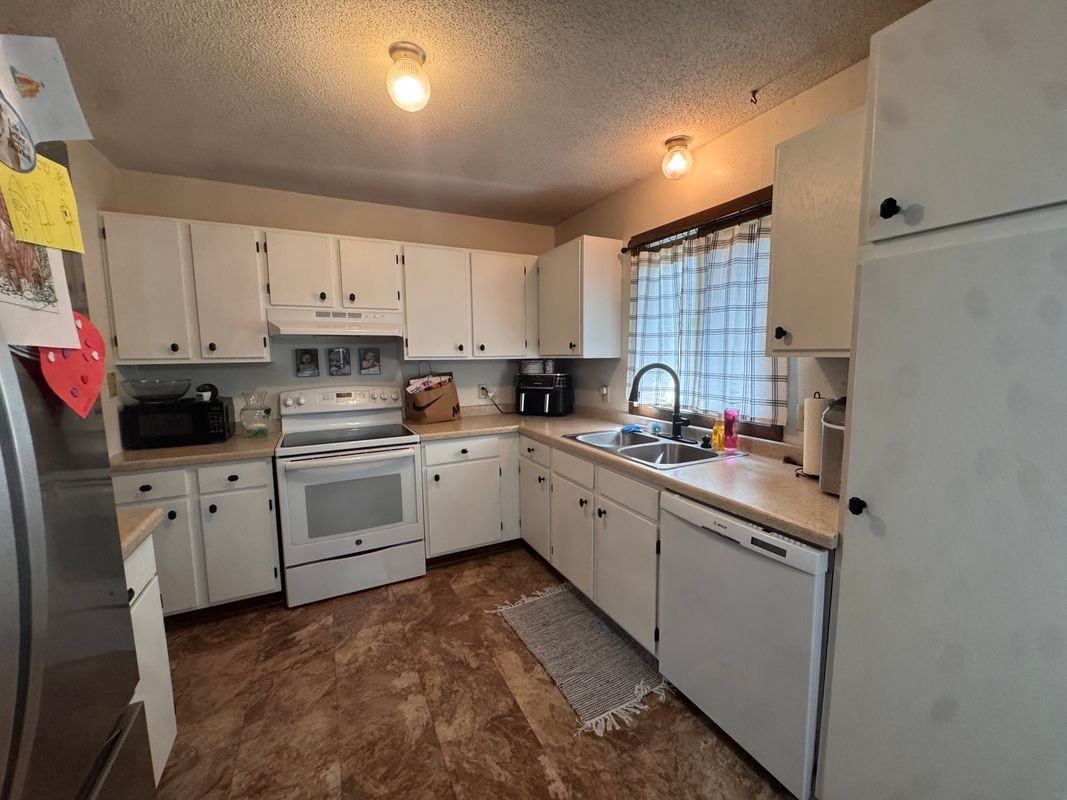 1097 Regency Dr - Photo 3 of 16