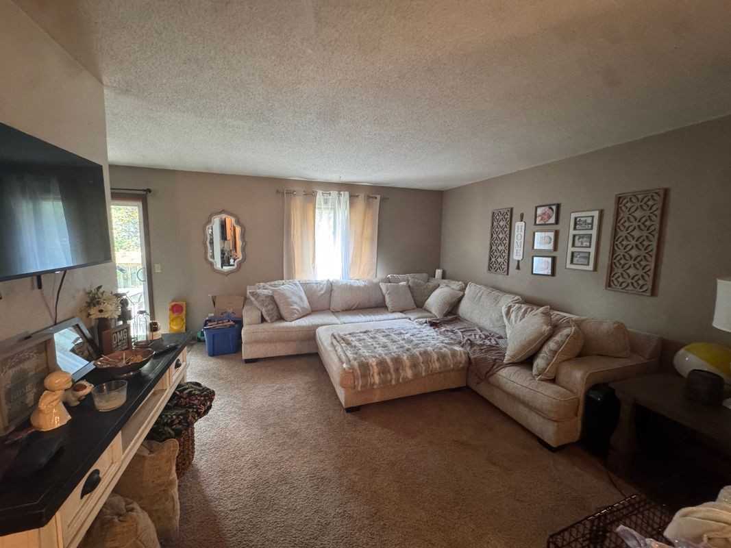 1097 Regency Dr - Photo 5 of 16