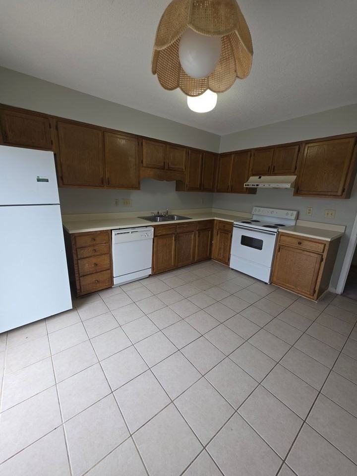 1431 Bailey Cir - Photo 3 of 13