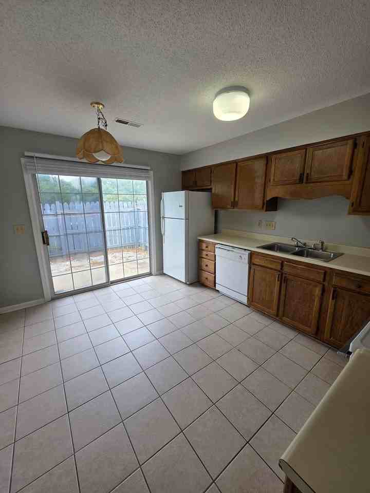 1431 Bailey Cir - Photo 4 of 13