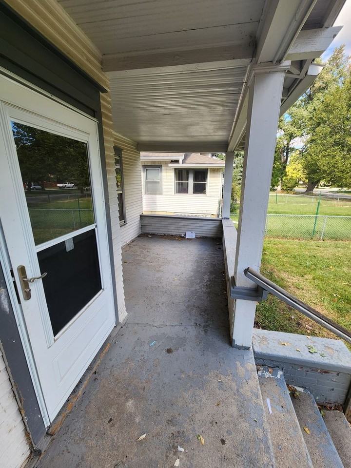 6010 Florence Blvd - Photo 4 of 46