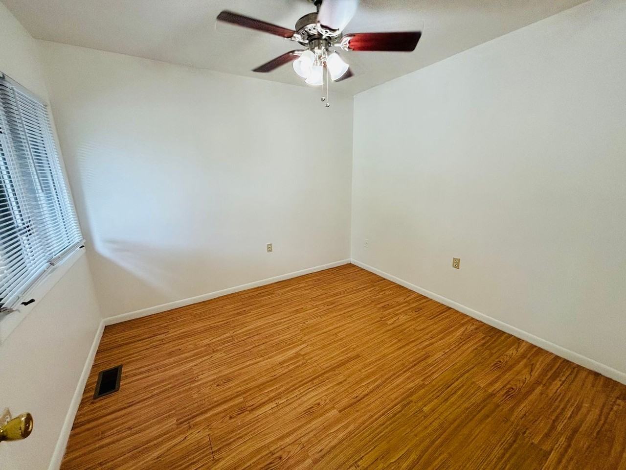 323 Shenandoah Cir - Photo 5 of 18