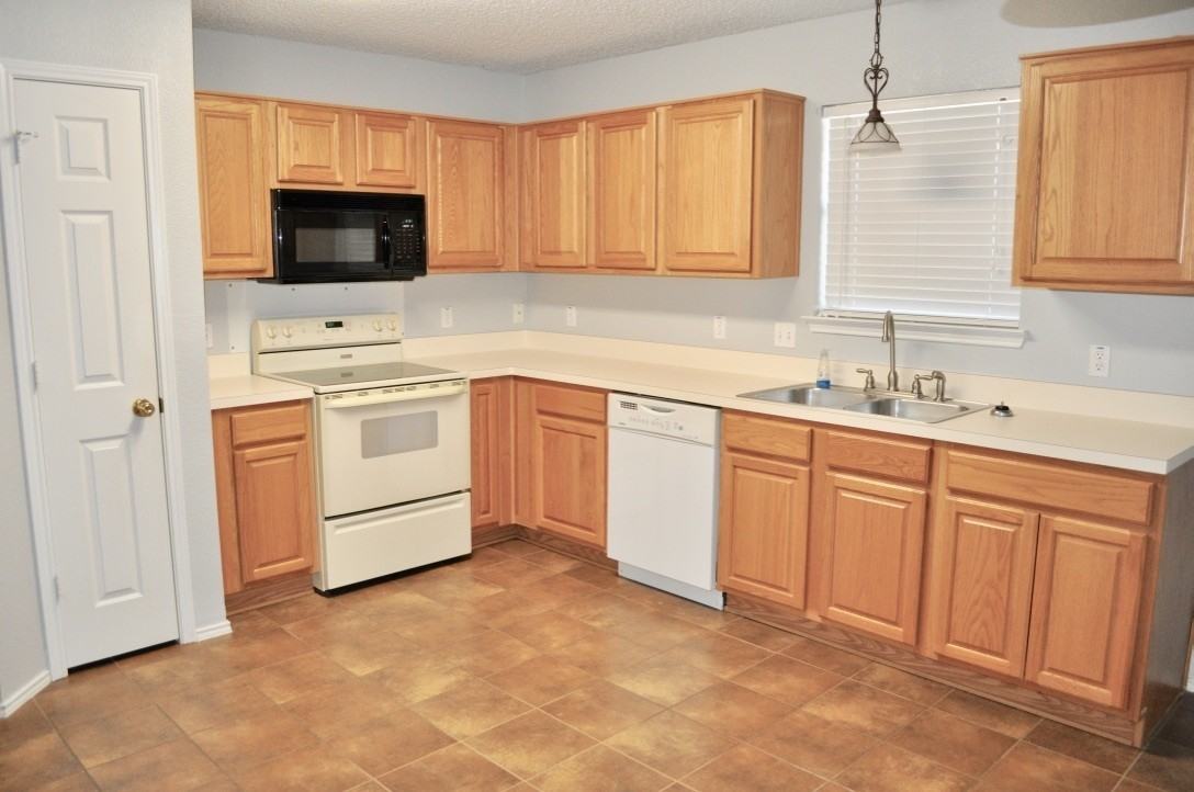 229 Lancelot Dr - Photo 4 of 17