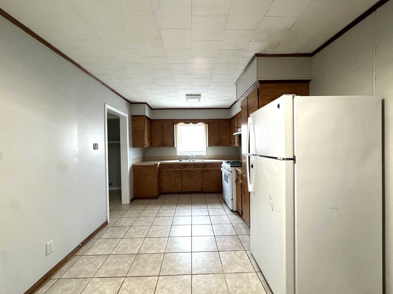 3605 Center St - Photo 4 of 11