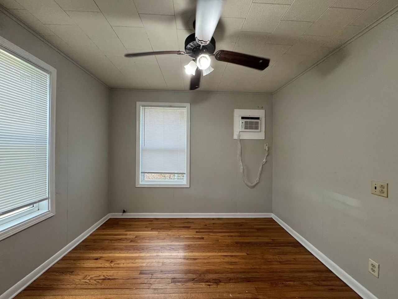 3605 Center St - Photo 5 of 11