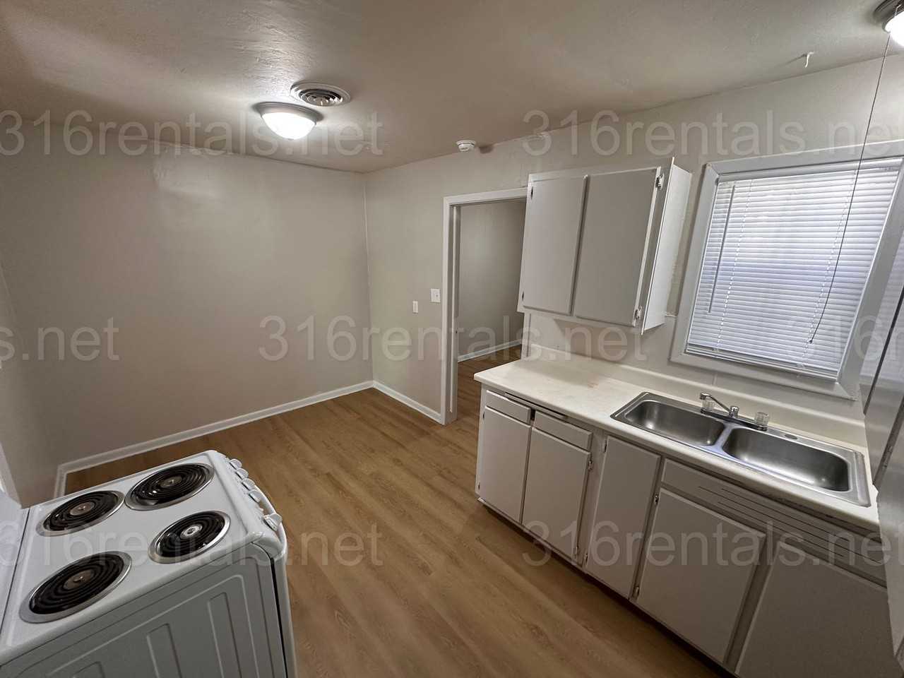 1740 S Dodge Ave - Photo 5 of 10