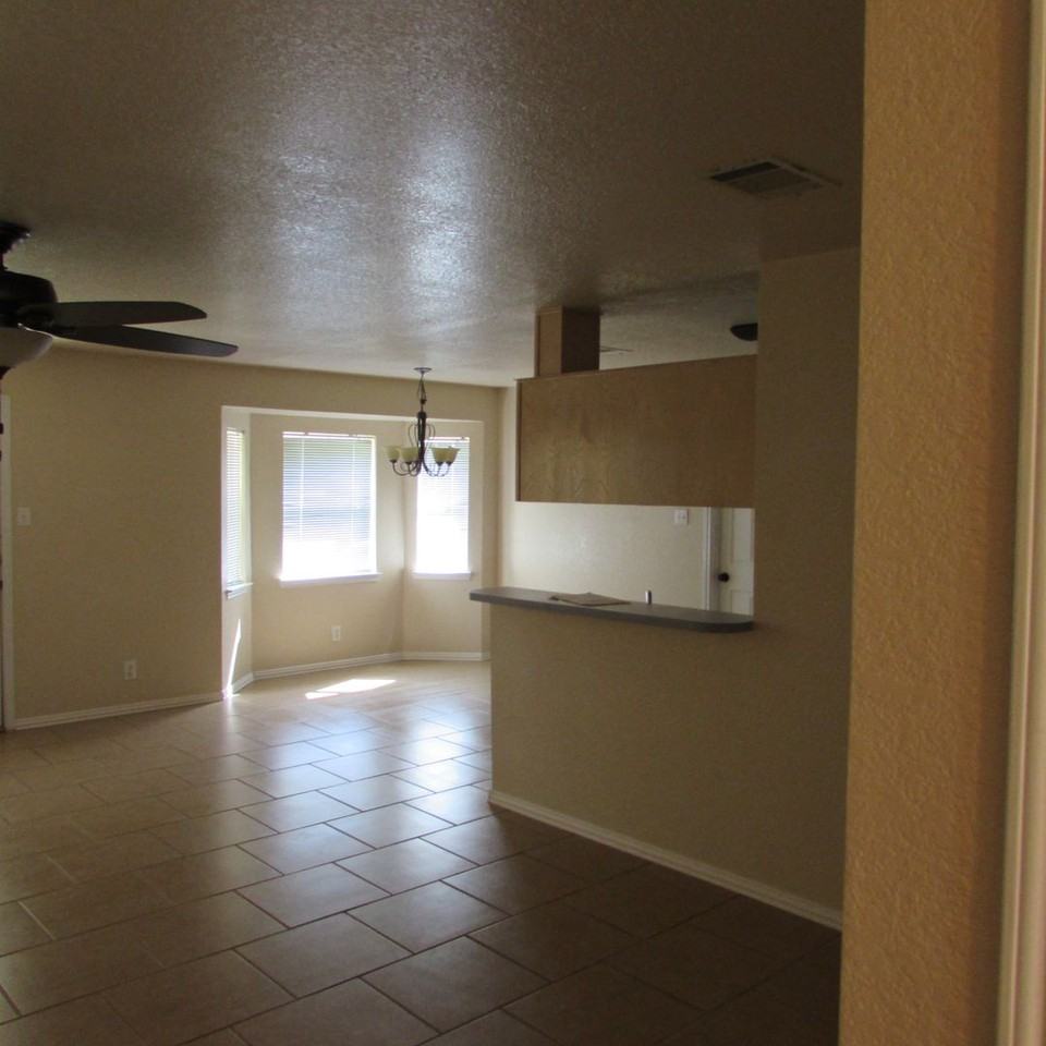 2201 Ledgestone Dr - Photo 4 of 10