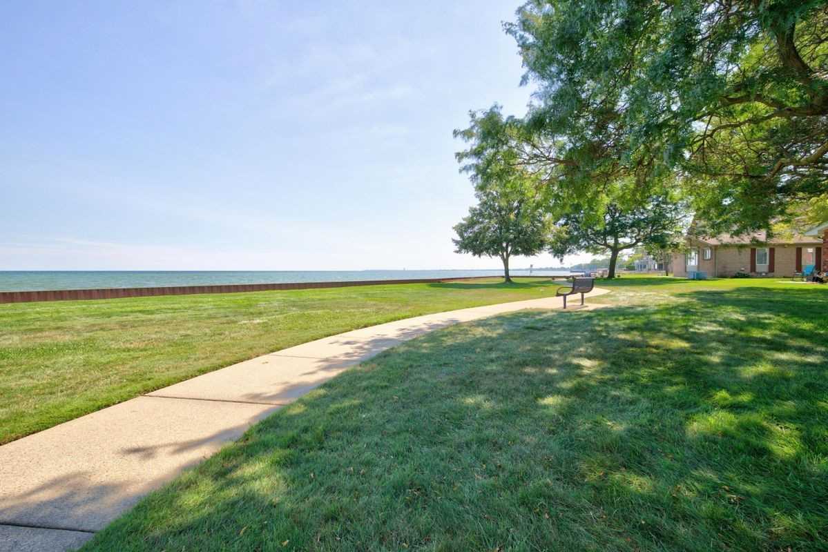 26070 N Lake Dr - Photo 6 of 38