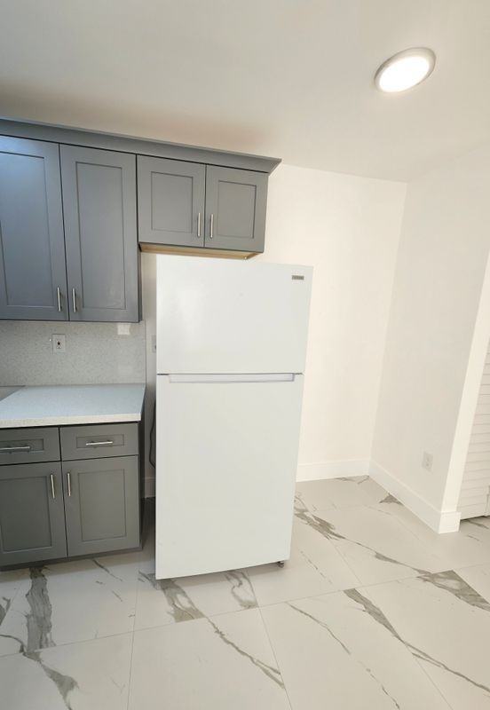 2466 Lincoln St - Photo 3 of 10