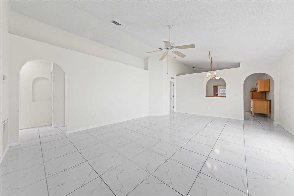 2165 Redwood Cir Ne - Photo 3 of 10