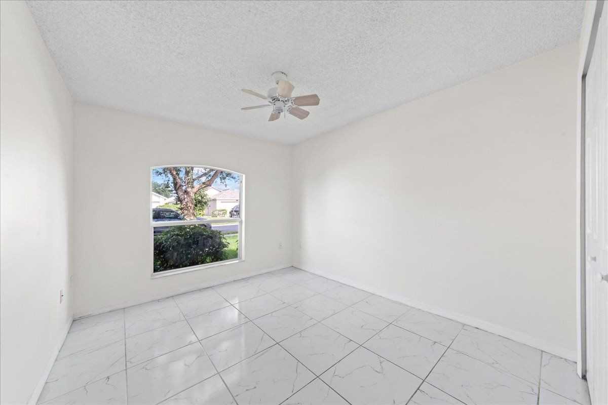 2165 Redwood Cir Ne - Photo 4 of 10