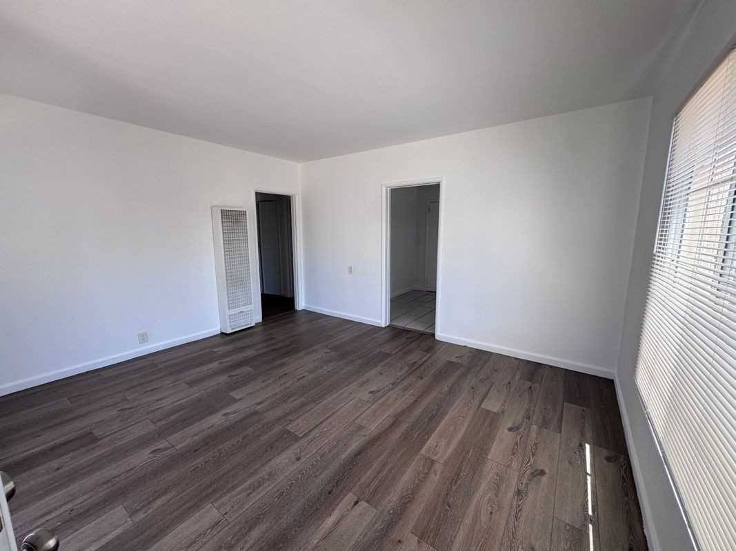 2135 E 119th St - Photo 6 of 8