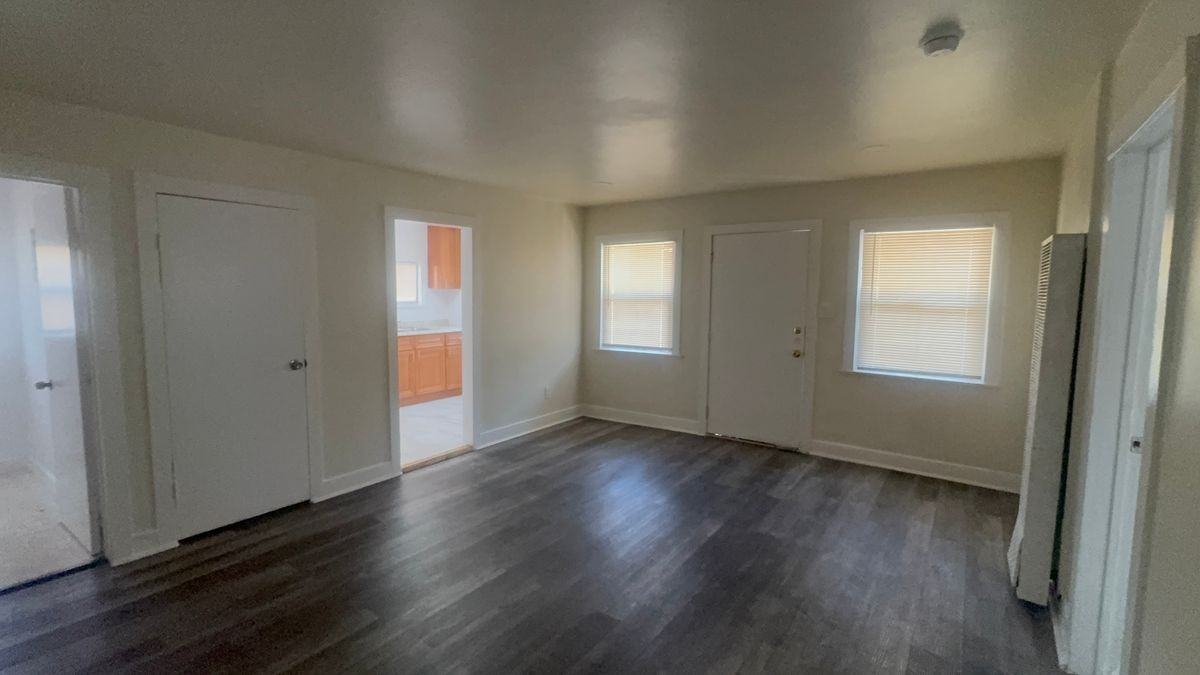 3433 1/2 8th Ave - Photo 4 of 16