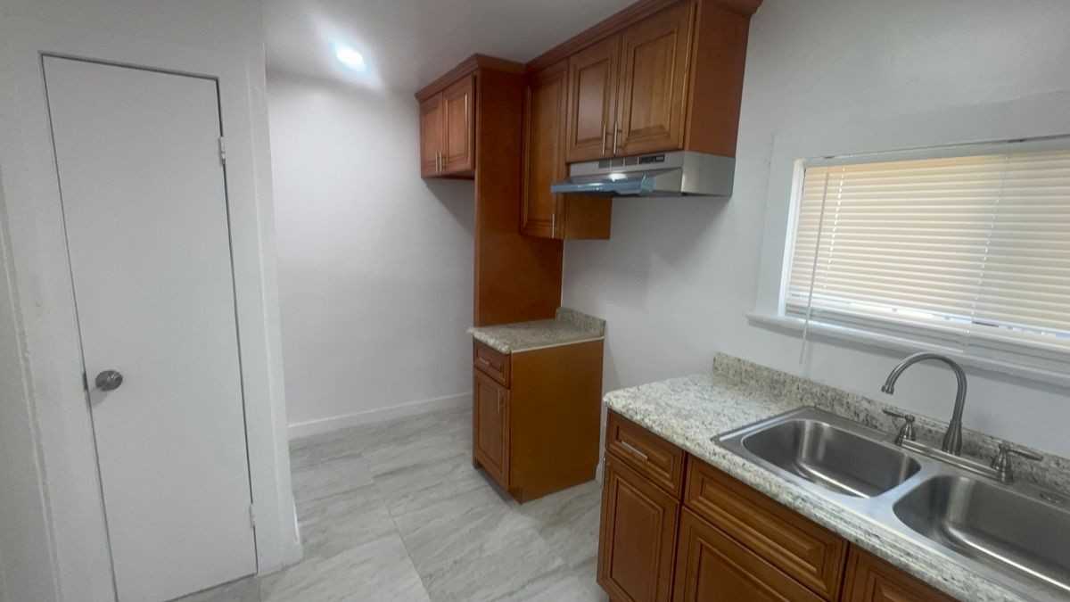 3433 1/2 8th Ave - Photo 5 of 16