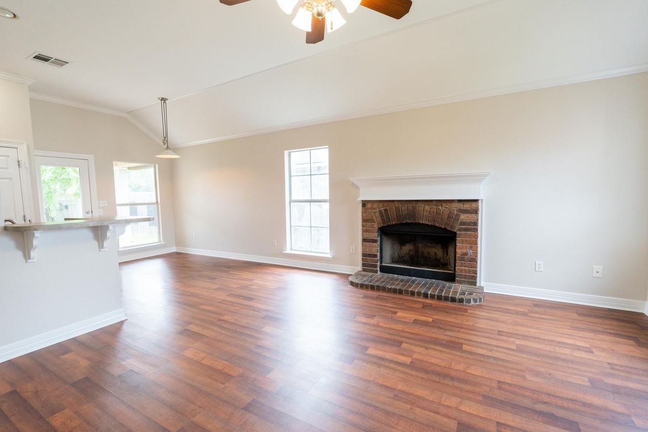 369 Gaston Ln - Photo 2 of 9