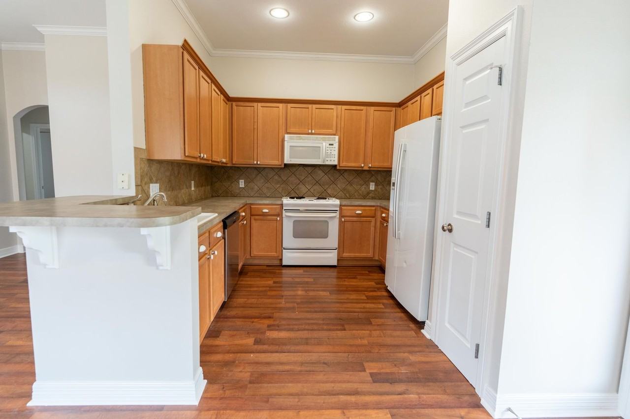369 Gaston Ln - Photo 4 of 9