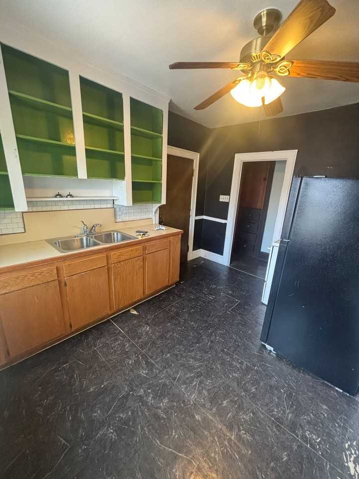 2109 W 11th St - Photo 4 of 7