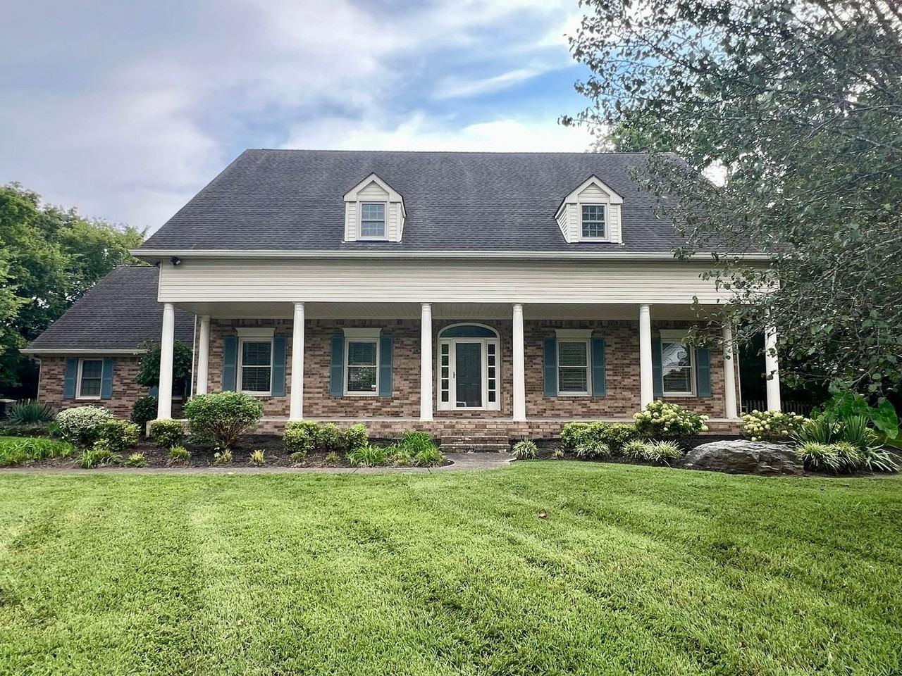1302 Honeywood Pl - Photo 3 of 36
