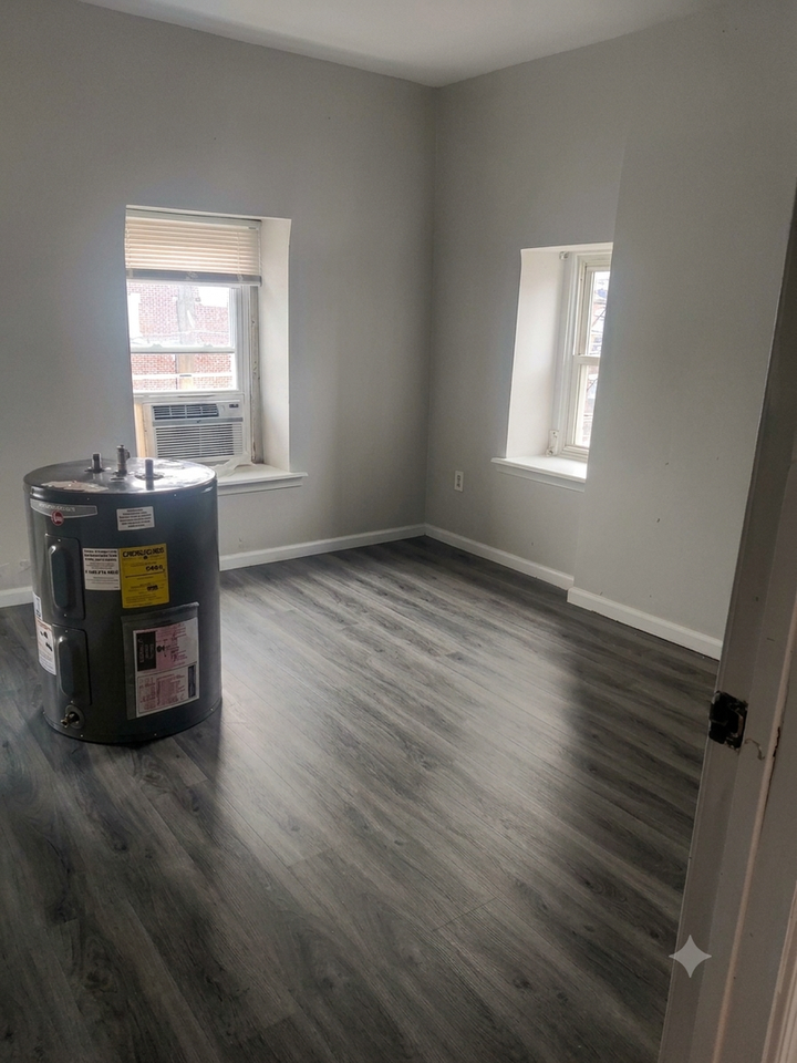 514 W Queen Ln - Photo 5 of 5