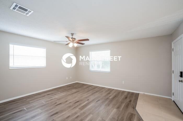 2540 25th St - Photo 2 of 16