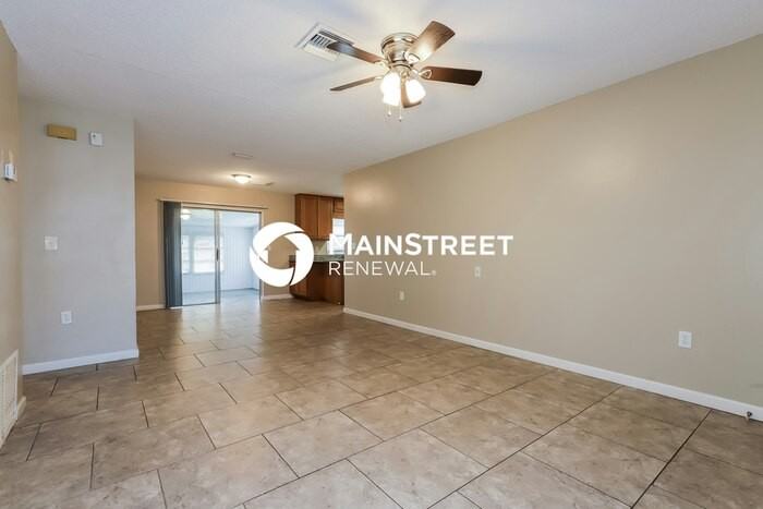 1660 Crystalview Trl - Photo 4 of 23