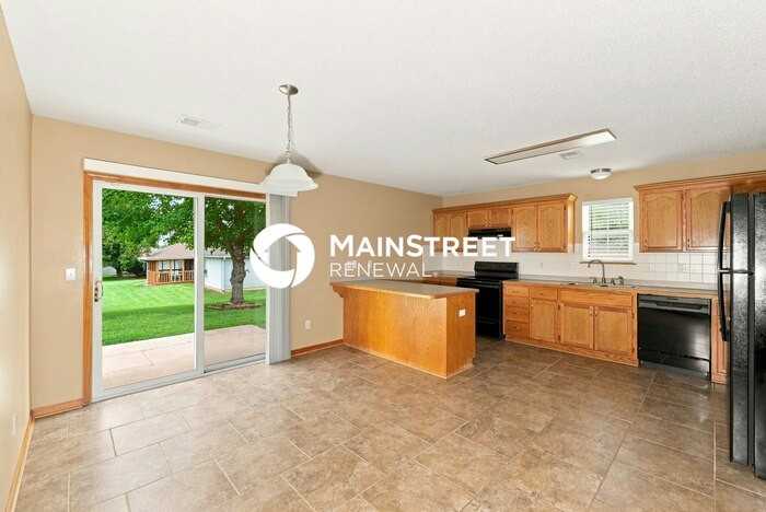 310 E Elm St - Photo 4 of 17